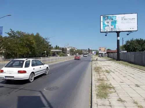Билборд с голямоформатен винилов печат на GIAR покрай булевард във Варна